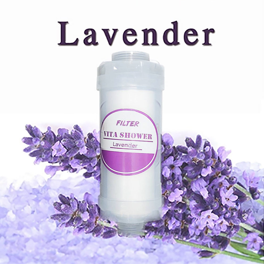 ตัวกรองอาบน้ำกลิ่น Lavender  จาก SISTEMA มีส่วนผสมของวิตามิน  ช่วยเพิ่มความชุ่มชื้นให้แก่ผิว พร้อมช่วยลดปริมาณคลอรีนในน้ำ ให้กลิ่นหอมสดชื่นระหว่างอาบน้ำ สามารถใช้ได้กับเครื่องทำน้ำอุ่น และฝักบัวปกติ 